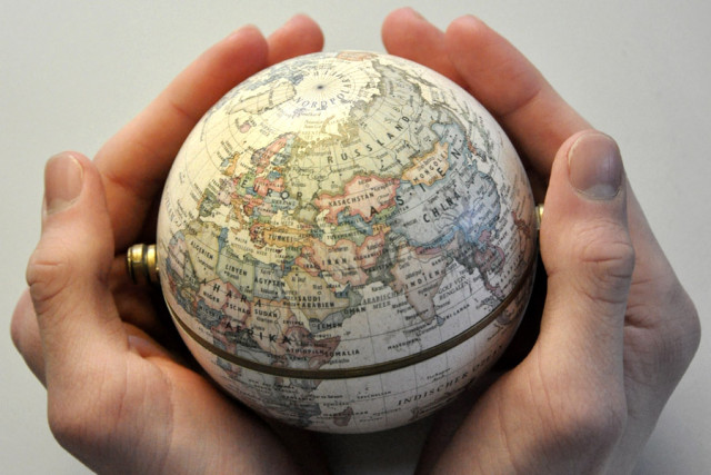 Nur noch kurz die Welt retten - und davor den politikorange-Blog checken (Foto: Paul Hinck, jugendfotos.de, CC-BY-NC 3.0) Hände halten Globus.