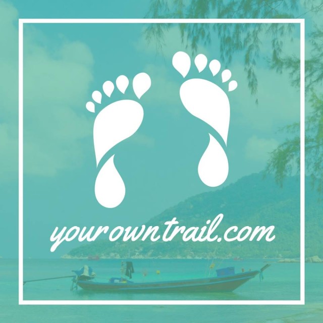 Stilisierte nackte Füßen und der weiße Schriftzug "yourowntrail.com" auf einem mit einer türkisfarbenen Folie überlagerten Foto eines kleinen Bootes.