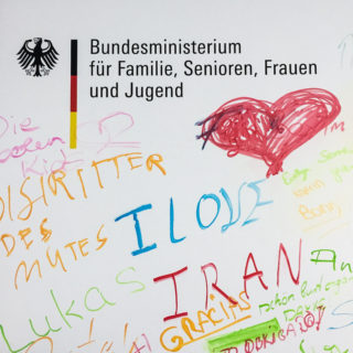 BMFSFJ Logo auf einer Malwand