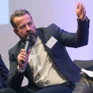 Dirk Benninghoff redet bei einer Podiumsdiskussion auf den Jugendmedientagen 2016: Foto: Jonas Walzberg