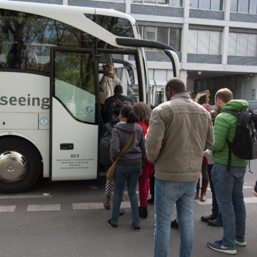 Menschen steigen in einen Reisebus. Foto: Jonas Walzberg