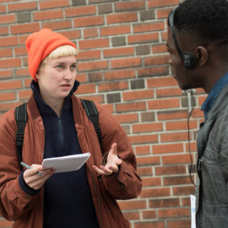 Redakteurin Eva Schulze befragt einen Teilnehmer der Tour
