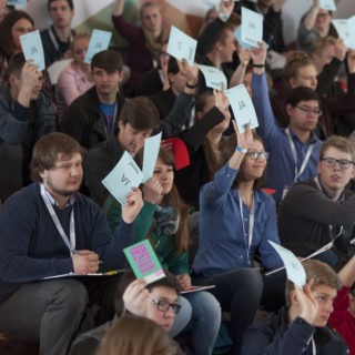 Hier wird Demokratie sichtbar: Beim Abstimmen. Foto: Lucas Bäuml