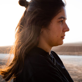 Eylül Tufan guckt skeptisch nach rechts