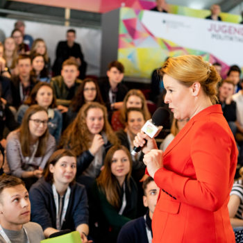 Franziska Giffey tauscht sich mit den Teilnehmenden der Jugendpolitiktage 2019 aus.