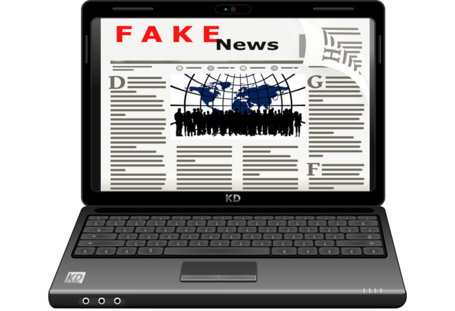 Ein Laptop, der Fake News zeigt.