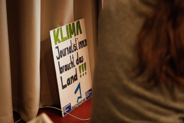 Unter dem Appell „Klimajournalist*innen braucht das Land“ geben Leonie Sontheimer und Lalon Sander einen Workshop zu u.a. klimagerechter Sprache. Foto: Jugendpresse Deutschland / Josephine Pöge