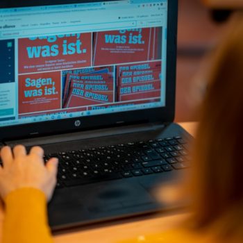 Vorschaubild: "Der Spiegel" machte den Betrugsfall Relotius zur Titelstory im Dezember 2018. Foto: Jugendpresse Deutschland / Saad Yaghi