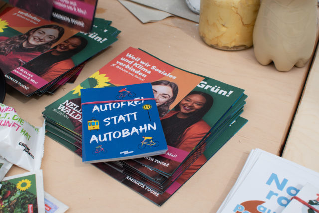 Zeitschriften, Flyer und Postkarten mit politischen Forderungen auf einem Tisch