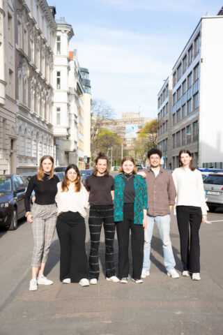 Die politikorange-Redaktion zum Thema Pressefreiheit steht auf einer Straße in Leipzig, nahe den Redaktionsräumen des Landesverbands Sachsen.