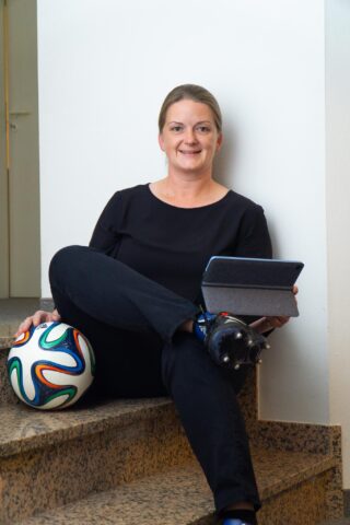 Tina Winklmann, MdB setzt sich für mehr Gleichberechtigung im Frauenfußball ein.