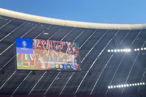 Ein Werbebildschirm hängt in einem Fußballstadion.