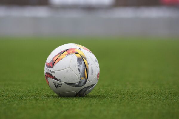 Ein Fußball auf Rasen.