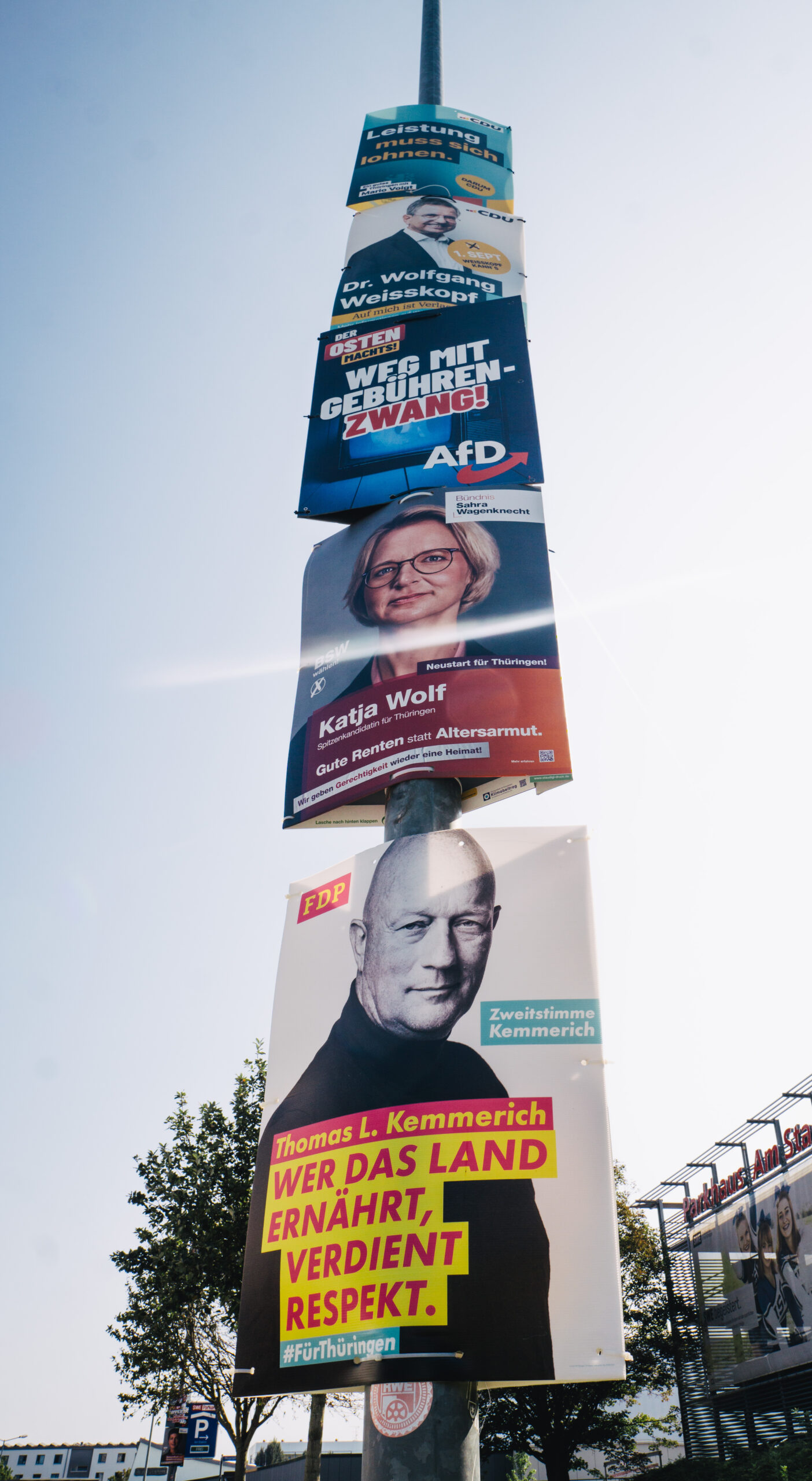 Wahlplakate in Thüringen an einer Laterne