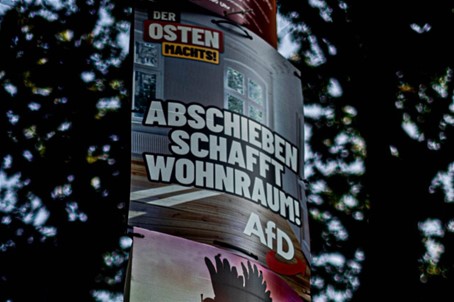 Ein Wahlplakat der AfD Thüringen mit dem Titel "Abschieben schafft Wohnraum".