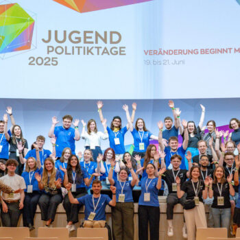 Teamer der Jugendpolitiktage lächeln in die Kamera.