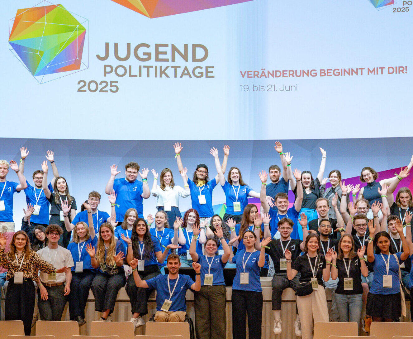 Teamer der Jugendpolitiktage lächeln in die Kamera.