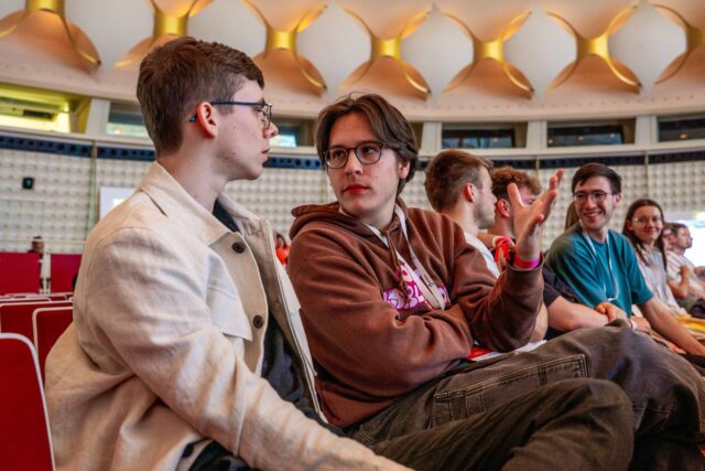 Federico Svezia im Gespräch mit einem Schulkollegen (Foto: Jugendpresse Deutschland / Lennard Jördens) 