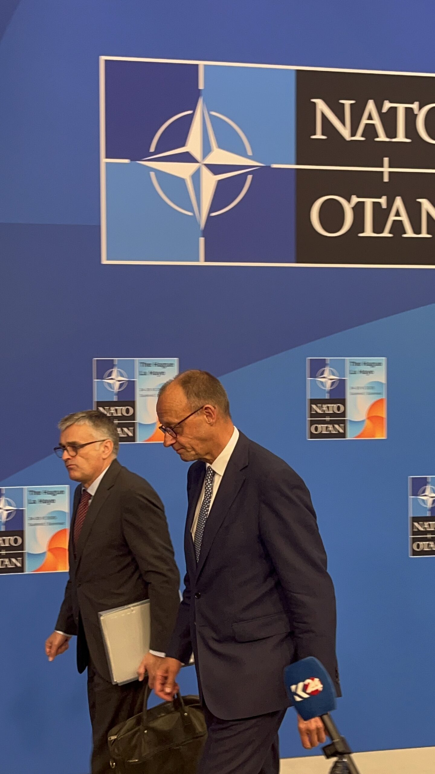 Bundeskanzler Friedrich Merz nach seinem Pressestatement auf dem Weg zum Sitzungssaal. Foto: ks/ Jugendpresse Deutschland e.V.