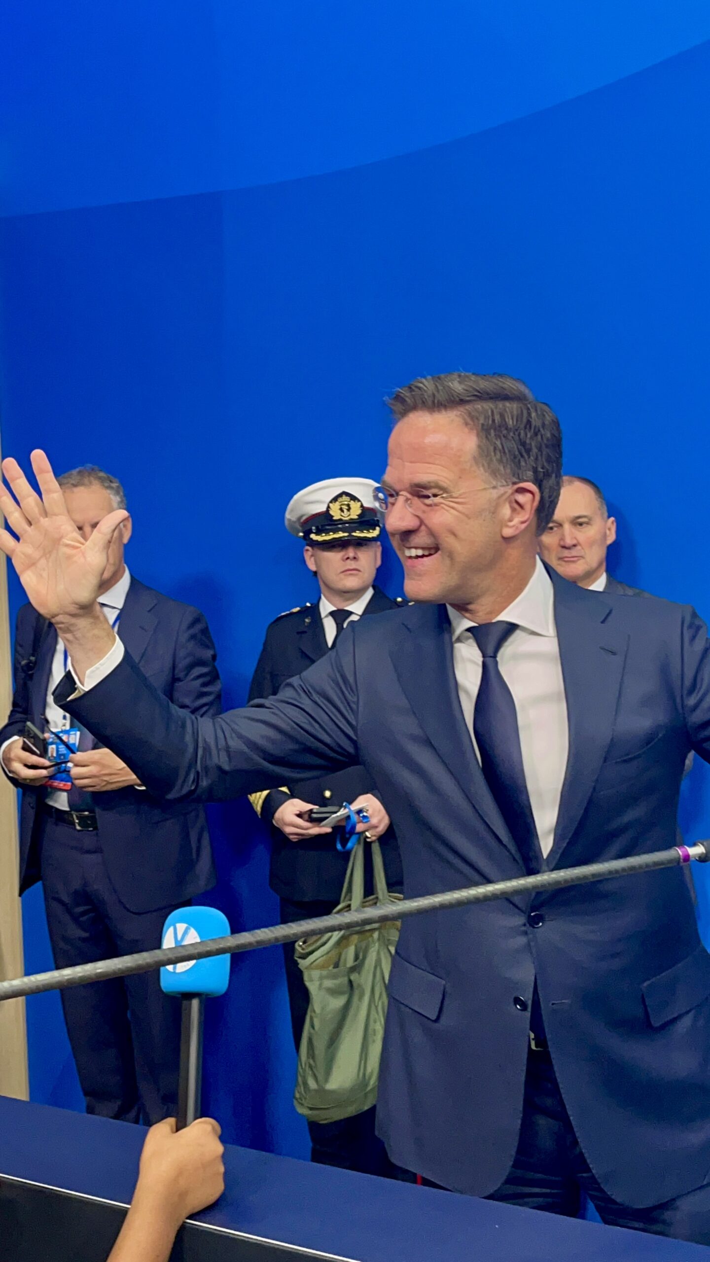Nato-Generalsekretär Mark Rutte, gut gelaunt, eröffnet die Statements am Doorstep. Foto: ks/ Jugendpresse Deutschland e.V.